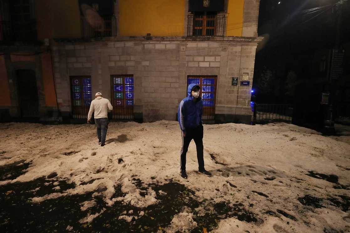 Calles del Centro Histórico de la Ciudad de México quedaron tapizadas por el granizo y algunos encharcamientos por la tormenta de ayer. Foto Marco Peláez