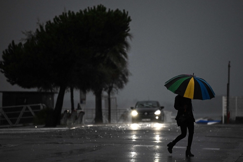 En FrancIa, Inglaterra y países de Europa occidental, se prevé que la tormenta 'Ciarán' registre los vientos más fuertes en décadas, el 1 de noviembre de 2023. Foto Afp