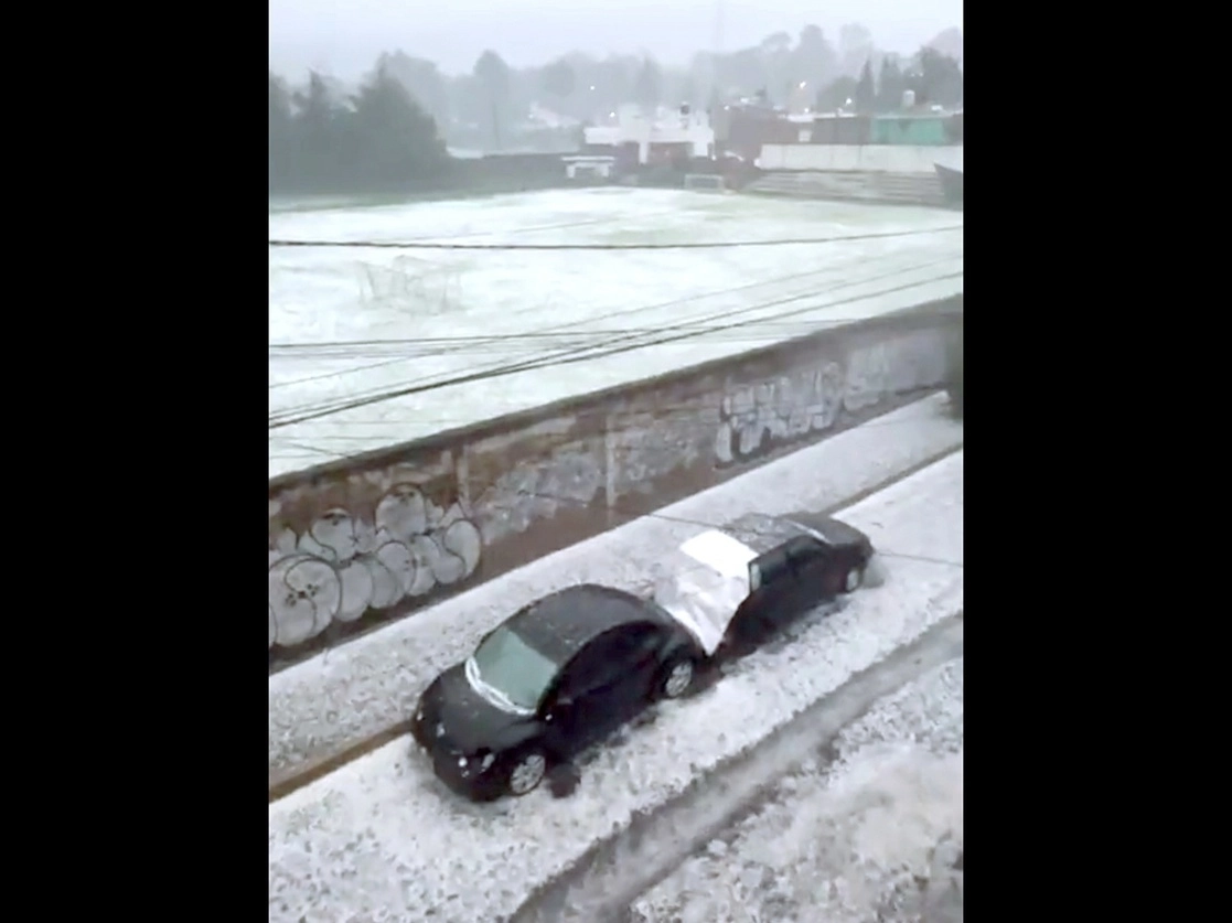 La fuerte lluvia afectó sobre todo a las demarcaciones Tlalpan, Iztapalapa y Cuauhtémoc. También hubo encharcamientos, caída de árboles y apagones. La imagen es en San Pedro Mártir, al sur de la capital. Foto tomada de Twitter 