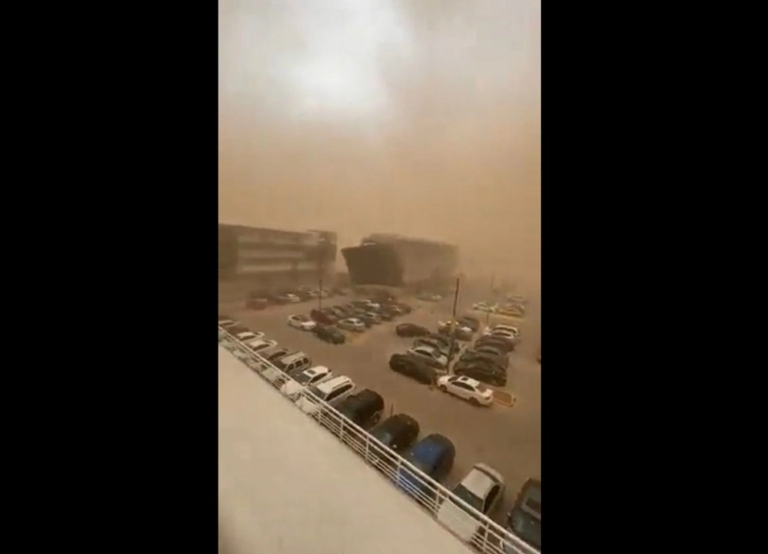 La tormenta de arena, conocida como Viento Negro, se produjo en el desierto de Altar en Sonora. Foto Twitter @ChaacTlaloc
 