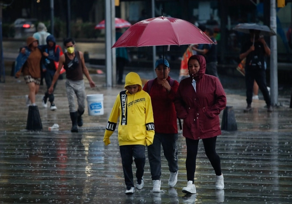 Este domingo se registró una de las primeras lluvias de la temporada en la CDMX. Foto Cristina Rodríguez