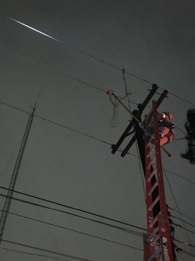 Trabajadores de la CFE restablecieron el suministro eléctrico en Matamoros, Tamaulipas. Foto Twitter 