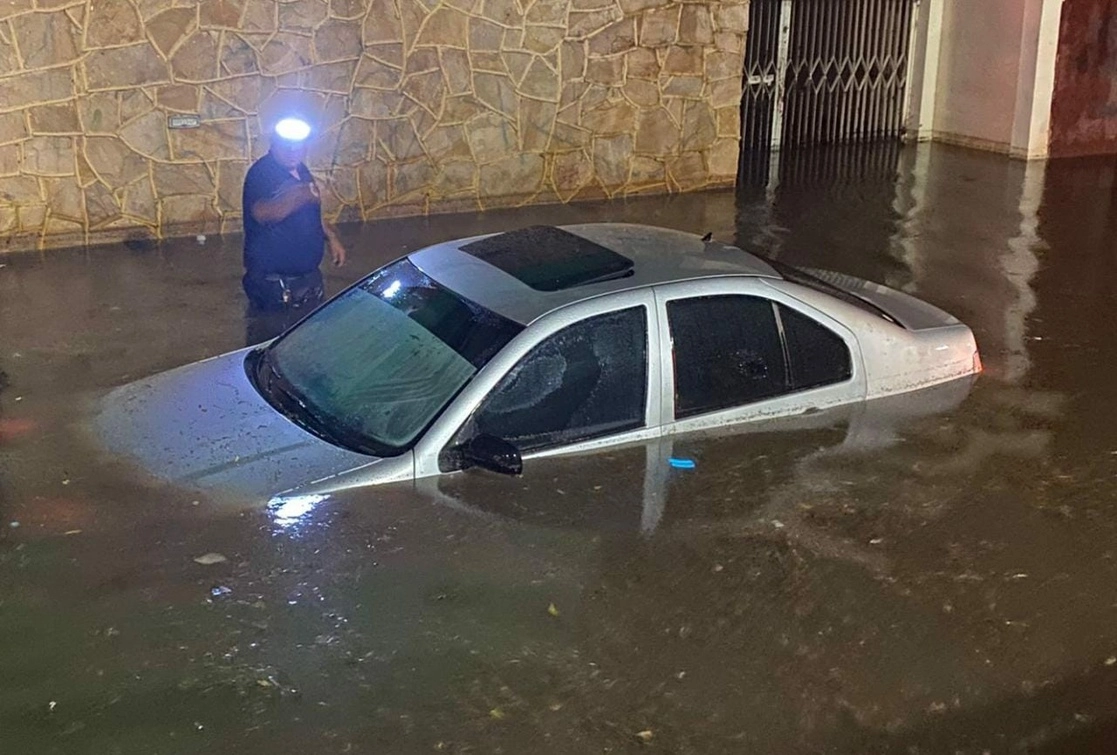 Personal de Protección Civil de la ciudad de Aguascalientes y bomberos auxiliaron a cuatro conductores cuyos vehículos quedaron varados por la acumulación de agua generada por las precipitaciones. Foto cortesía de Protección Civil de Aguascalientes