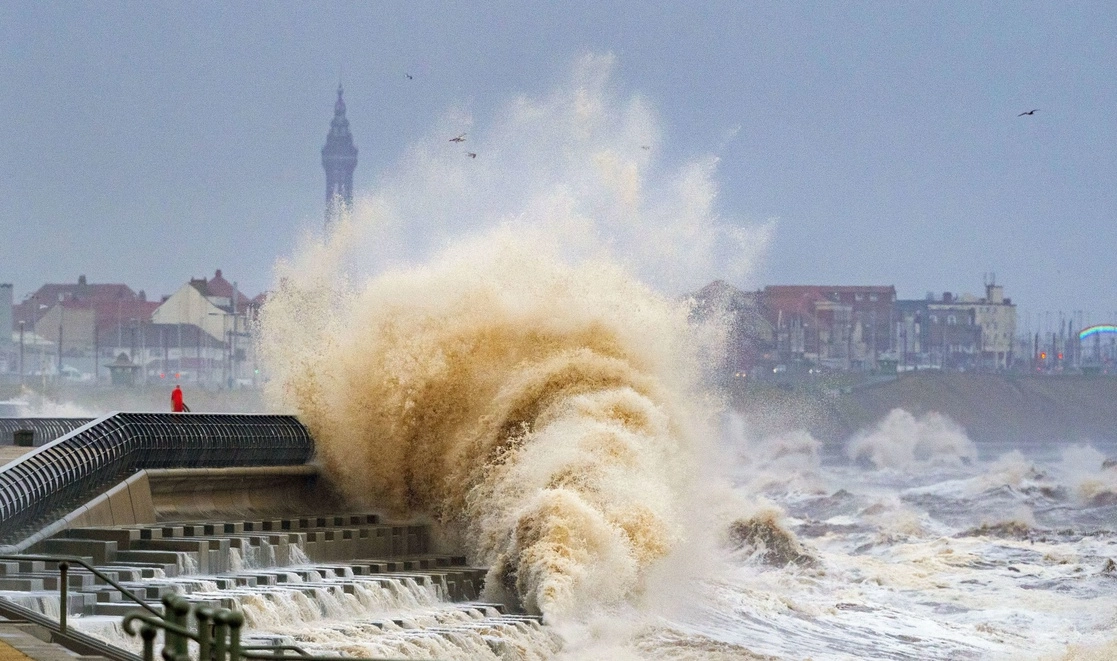 Las olas rompen en el paseo marítimo de Blackpool antes de que la tormenta ‘Dudley’ golpee el norte de Inglaterra y el sur de Escocia, el 16 de febrero de 2022. Foto Ap