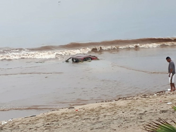 Las aguas del arooyo El Indio, se llevaron a una persona, pero dos ciudadanos lo alcanzaron a auxiliar y poner a salvo. Foto La Jornada