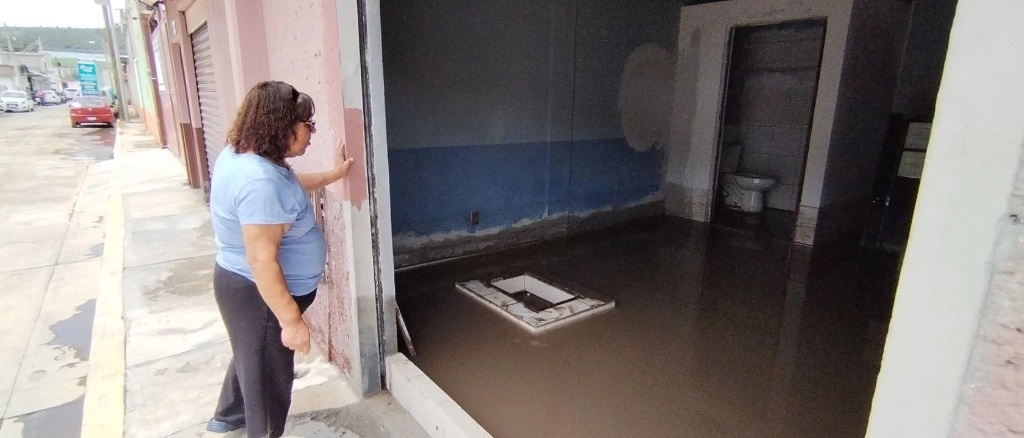 El líquido que ingresó a las viviendas causó daños a muebles, ropa, aparatos electrónicos y
electrodomésticos, así como en vehículos y otros bienes. Foto Ricardo Montoya