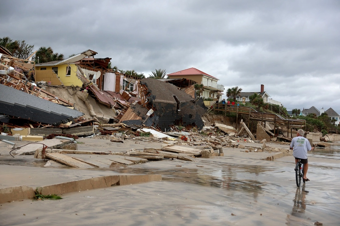 Casas destruidas por el paso de la tormenta tropical ‘Nicole’ en Daytona Beach, Florida. Foto Afp 
