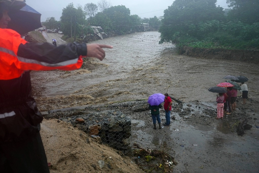 Crecida de un río en San Pedro Sula, Honduras, a causa de la tormenta tropical 'Sara', el 16 de noviembre de 2024. Foto Ap