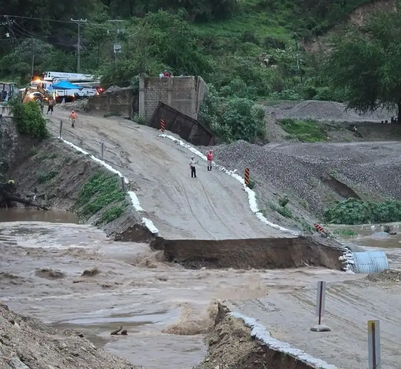 Autoridades municipales informaron del colapso del Puente Omitlán, ubicado en el municipio de Juan R. Escudero, que comunica con los municipios de Acapulco, Chilpancingo, y la Costa Chica. Foto