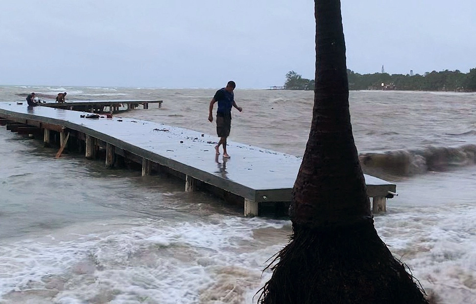 Oleaje en Honduras provocado por la tormenta tropical 'Sara'. Foto Afp