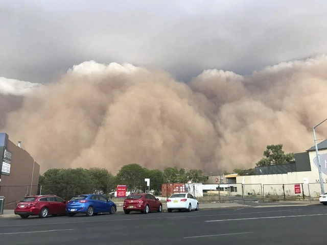 En Canberra, autoridades advirtieron que las tormentas de arena pueden acompañarse de intensas lluvias. Foto Ap
