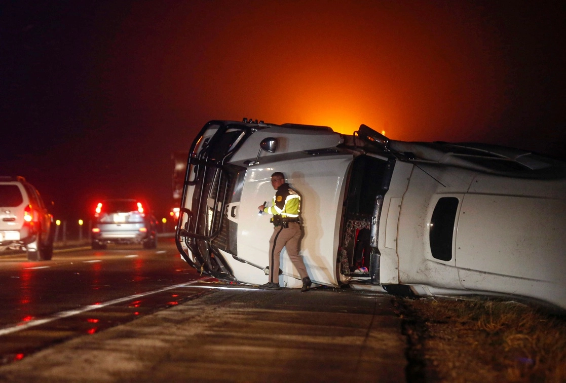 Un camión de carga fue volcado cerca de Anita, Iowa, debido a un poderoso sistema de tormentas que causó vientos de hasta 129 kilómetros por hora. Foto Ap
