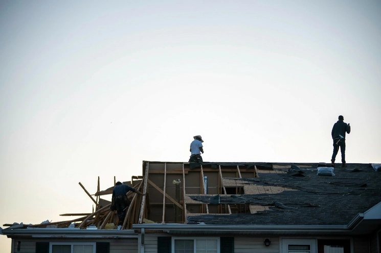 Un tornado golpeó ayer una casa, donde mató a una persona e hirió a otra en una jornada de mal tiempo en Indiana, Tennessee y otros estados. Foto Ap 