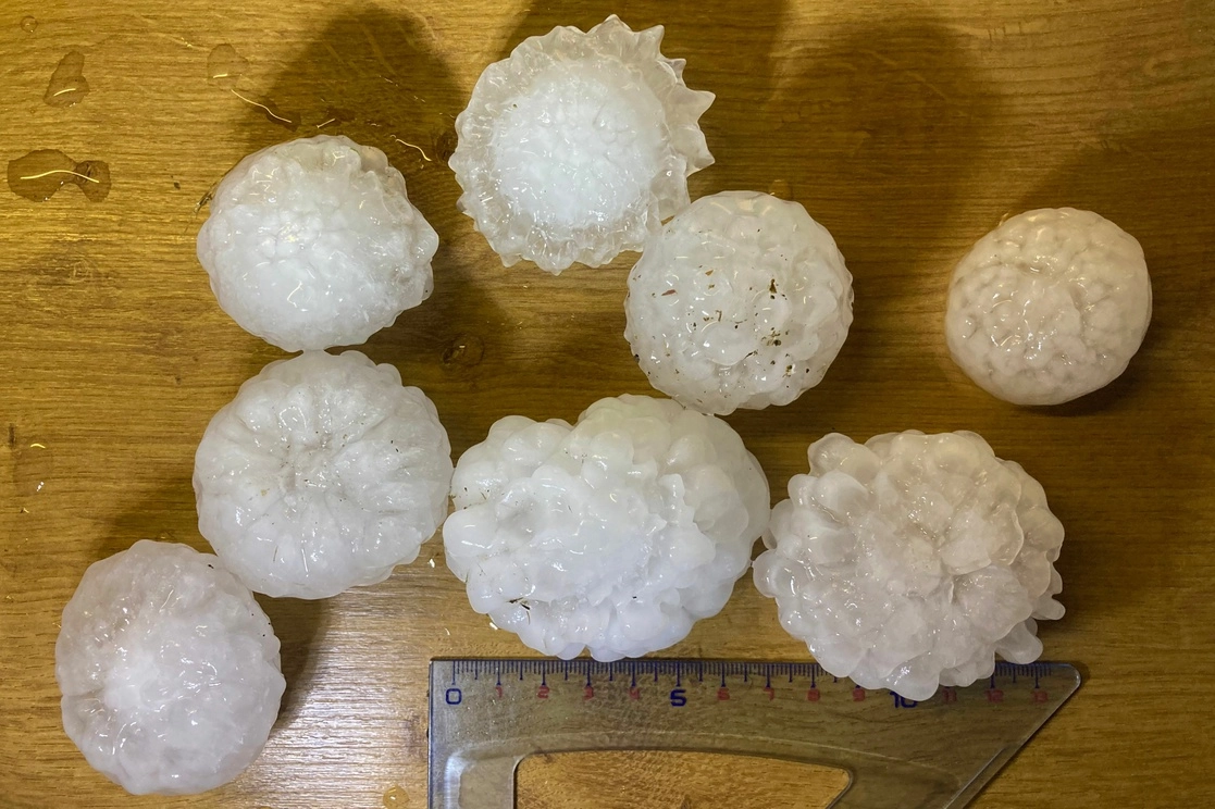 Granizo que cayó durante una tormenta en Vensat, en el centro de Francia, el 4 de junio de 2022. Foto Afp
