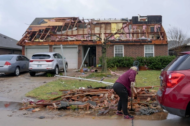 Tormentas severas y tornados azotaron Oklahoma la madrugada del domingo, lanzando autos y arrancando techos de estructuras en medio de la noche. Foto Ap