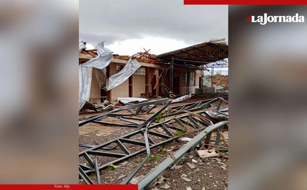 El tornado dejó severas afectaciones en más de la mitad de la zona urbana de la ciudad Rio Bonito do Iguaçu, en el estado de Paraná, Brasil, obligando la evacuación de más de mil personas. Foto 
