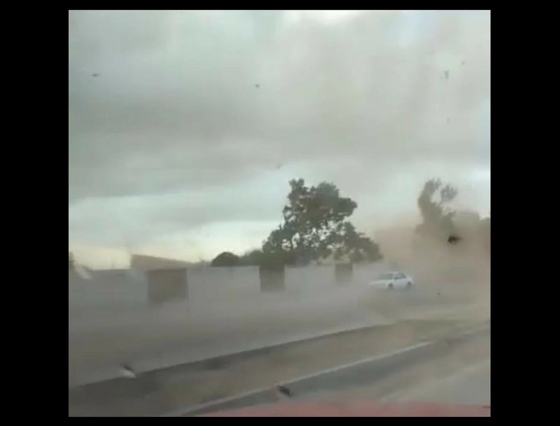 Un tornado provocó daños en infraestructura urbana y viviendas en el municipio de Guamúchil, informó el Instituto de Protección Civil. También fueron suspendidas las clases en tres municipios de la entidad debido a la lluvia. Foto ‘La Jornada’