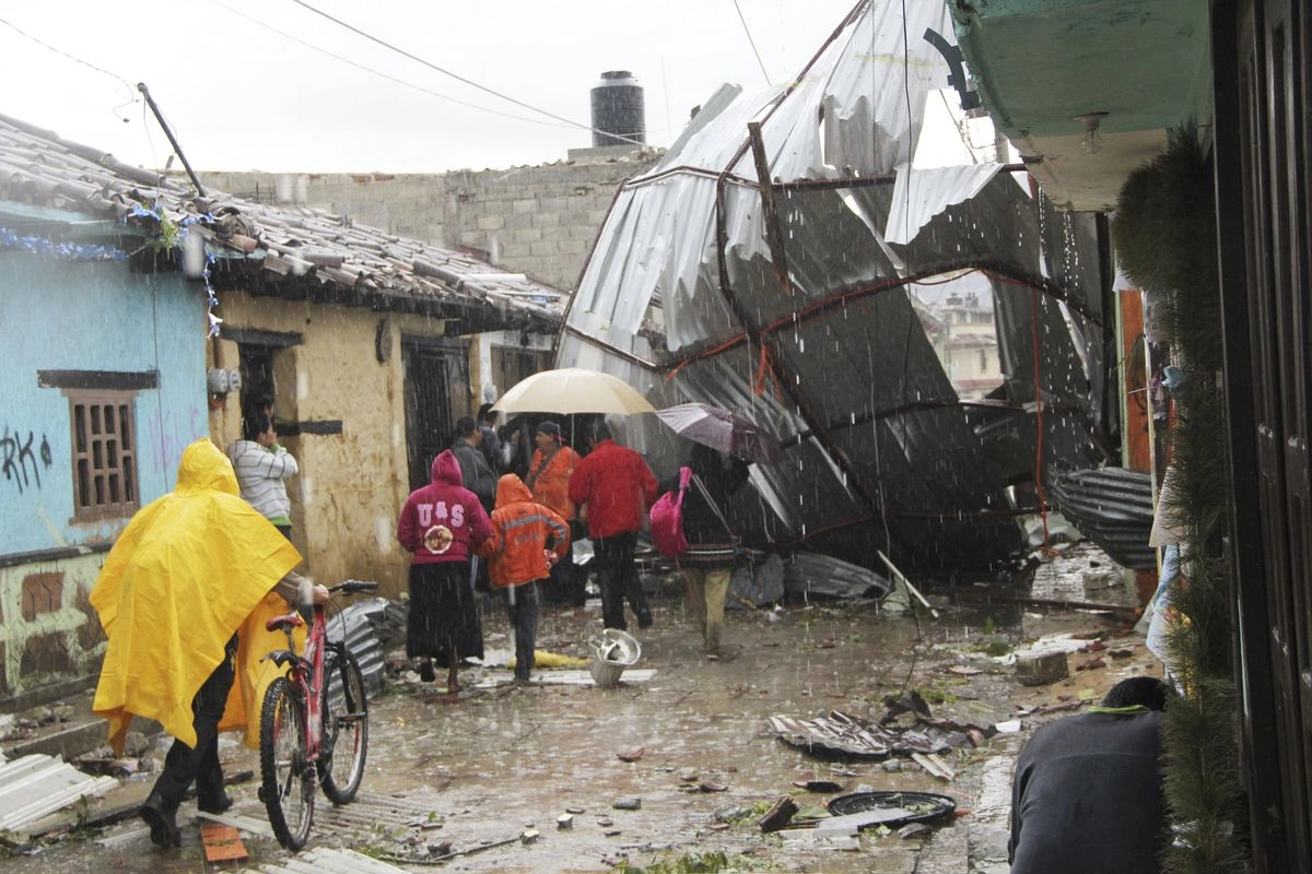 El personal de Protección Civil y los militares, entre otros, continuaron este jueves con la limpieza de los escombros que dejó el tornado que a las 13 horas del miércoles azotó algunas zonas de la ciudad. Suspendieron labores a las 3 de la mañana y las reanudaron a las 7. Foto