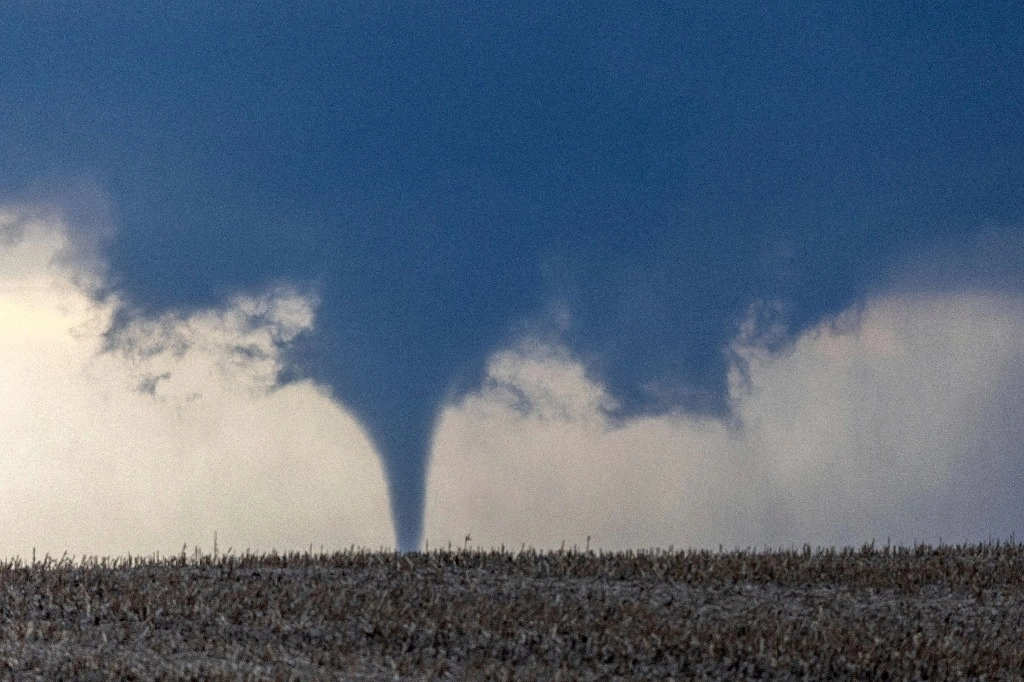 Una serie de tornados han afectado el centro de Estados Unidos; en Oklahoma murieron dos personas y otras cuatro resultaron heridas. Foto Ap