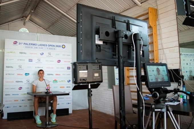 Las conferencias de prensa en el Torneo de Palermo son realizadas con distancia social. Foto Tomada del Twitter @WTA_insider 