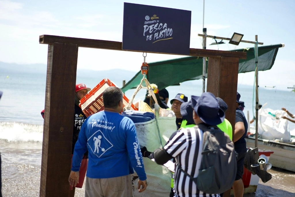Un inusual torneo de pesca de "plástico" se llevó a cabo en este municipio costeño, que ha incrementado el turismo con sus salidas en un crucero a las Islas Marías. Imagen del 6 de septiembre de 2024. Foto ‘La Jornada’