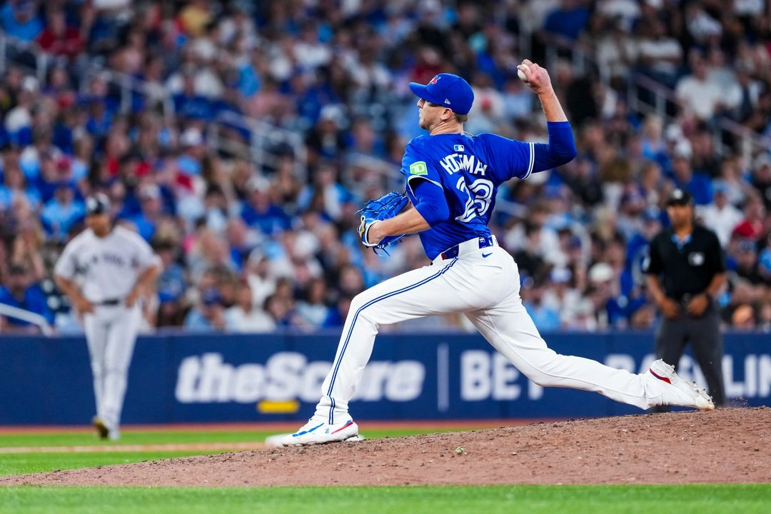El lanzador de los Toronto Blue Jays, Jeff Hoffman, lanza contra los New York Yankees durante la novena entrada de un partido de béisbol en Toronto, el jueves 3 de julio de 2025. Foto