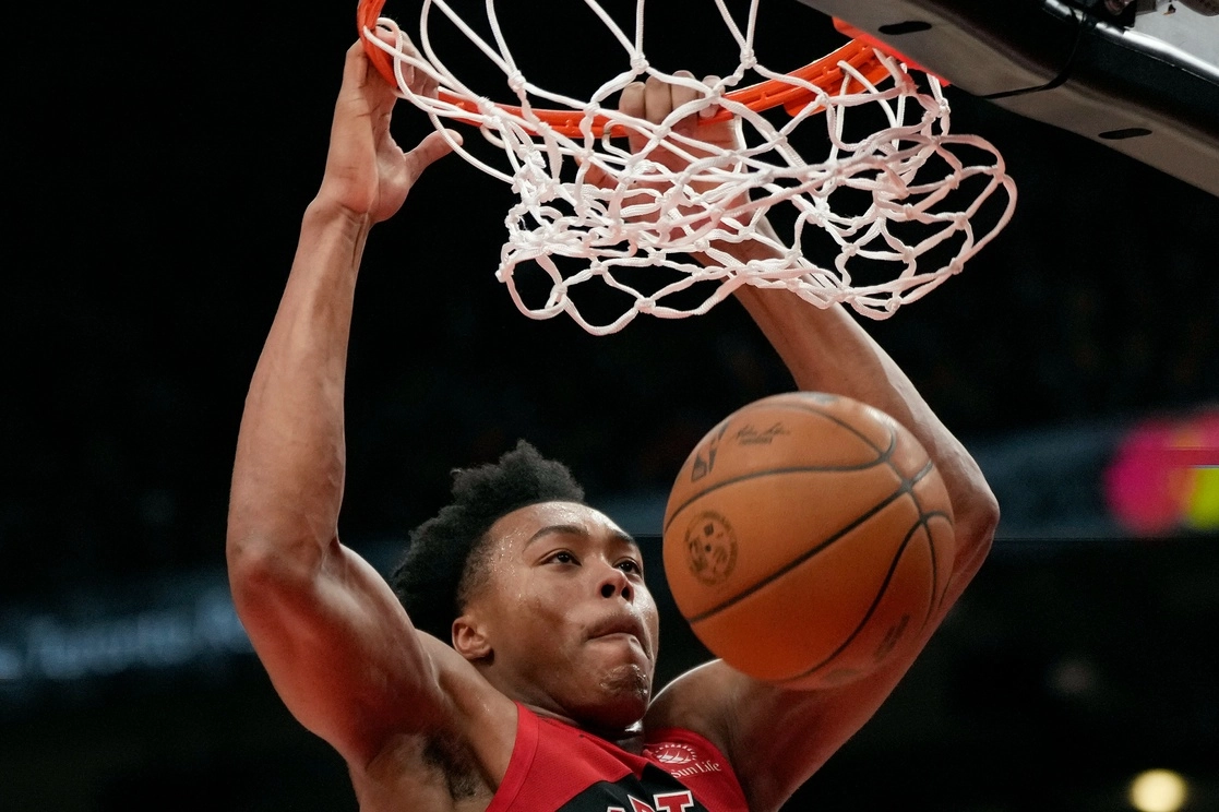 Scottie Barnes de los ‘Raptors’ de Toronto clava el balón en el duelo ante los ‘Bulls’ de Chicago. Foto Ap