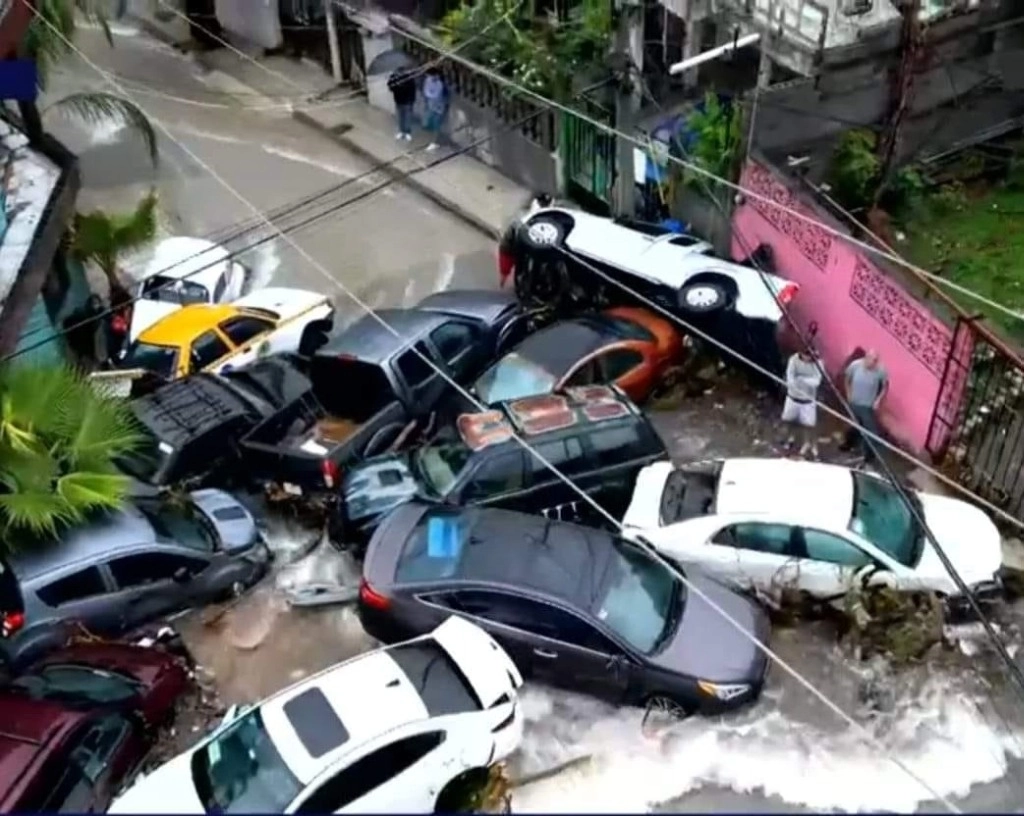 Al menos 13 vehículos colisionaron ayer tras ser arrastrados por una corriente de agua en la colonia Nuevo México del municipio de Guadalupe, Nuevo León, tras las intensas lluvias. Foto tomada de la cuenta de Facebook Trascendente Mx