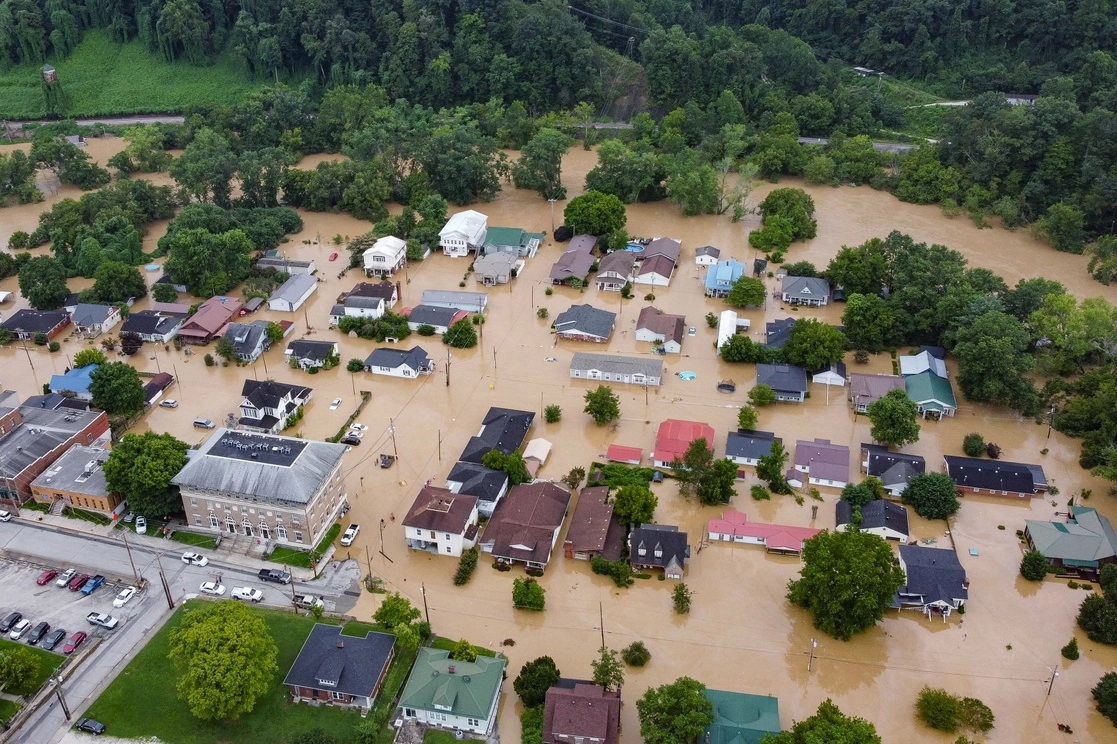 Vista aérea de casas sumergidas  tras las lluvias en el North Fork del río Kentucky en Jackson, Kentucky. Foto Afp