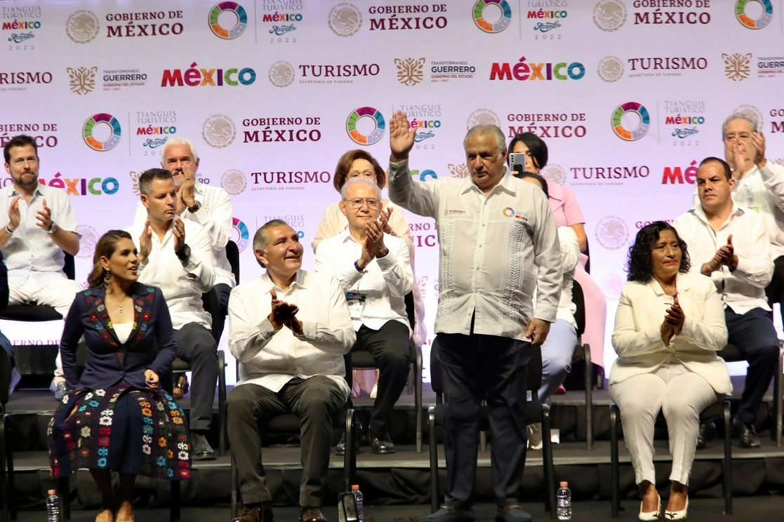 Miguel Torruco Marqués (de pie) se encargó ayer de la inauguración del Tianguis Turístico 2022 en Acapulco, Guerrero. Lo acompañan varios gobernadores y el secretario de Gobernación. Foto Luis Castillo