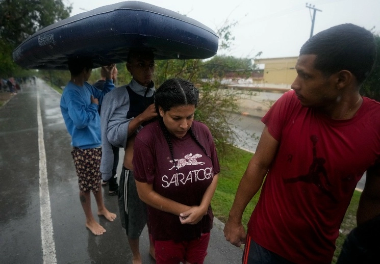 Venezolanos hacen fila para recibir comida y agua repartidos por voluntarios de la ONU, cerca de las orillas del río Bravo en Matamoros, Tamaulipas. Foto Ap
												
