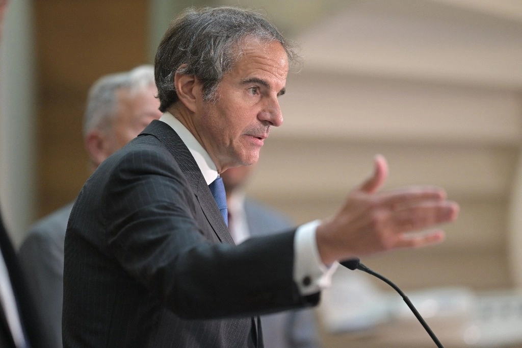 Rafael Grossi, Director General del Organismo Internacional de Energía Atómica (OIEA), durante una conferencia de prensa a su regreso de su visita oficial de la República Islámica del Irán,  en el aeropuerto de Viena, Austria, el 7 de mayo de 2024. Foto Afp