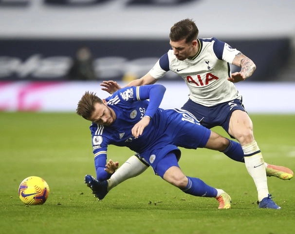 James Maddison del Leicester cae al césped por la presión ejercida por el mediocampista del Tottenham, Pierre-Emile Hojbjerg. Foto Ap  