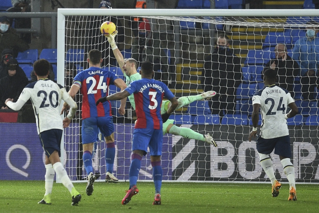 Vicente Guaita, arquero del Crystal Palace evita la anotación del triunfo del Tottenham. Foto Ap