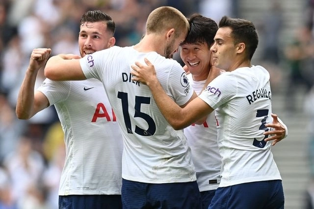 Son Heung-Min anotó de tiro libre el gol que dio la victoria y el liderato temporal de la Liga Premier al Tottenham. Foto Afp