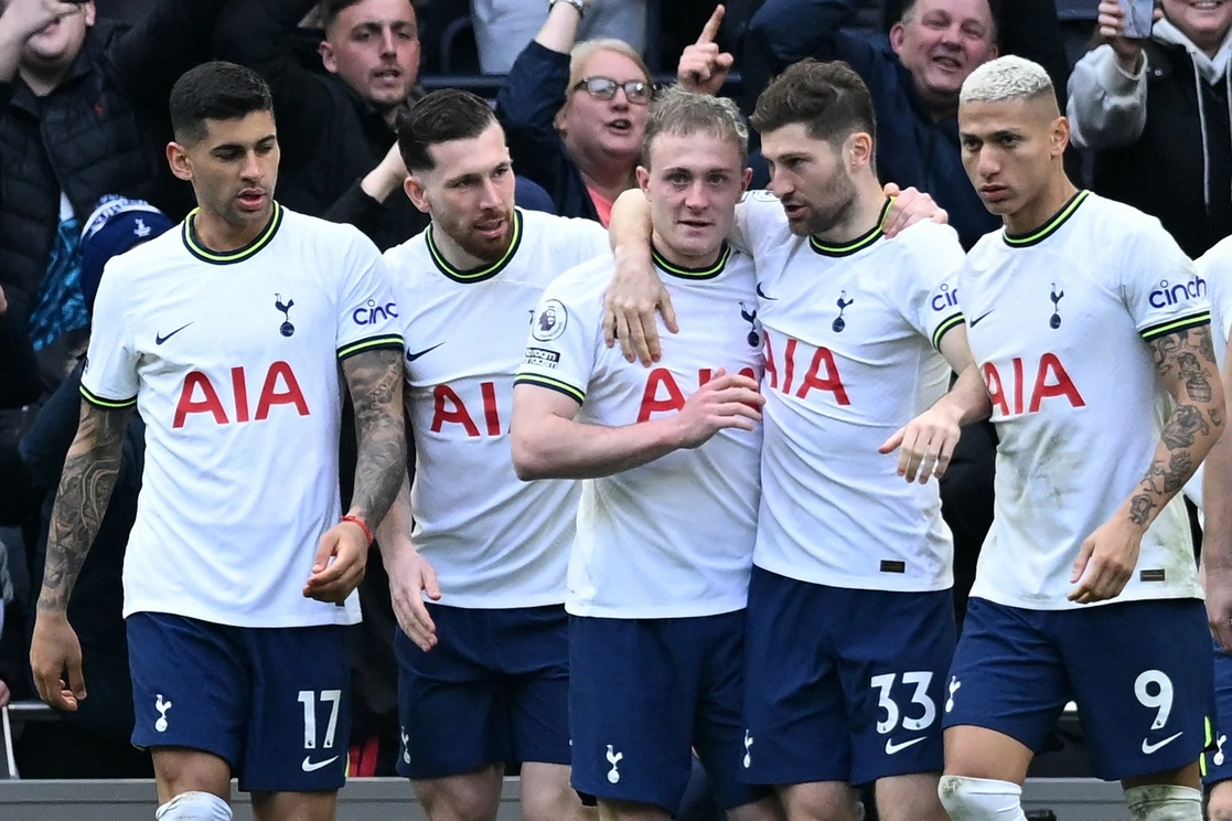 Oliver Skipp (centro) es felicitado por sus compañeros del Tottenham luego de anotar el primer gol ante Chelsea, en la fecha 25 de la Liga Premier. Foto Afp 