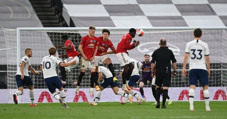 Harry Kane lanza un tiro libre durante el partido de la Premier League inglesa entre Tottenham Hotspur y Manchester United. Foto Ap