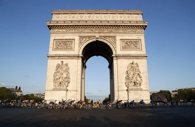 En imagen del 28 de julio de 2019, el grupo pasa por el Arco del Triunfo, en los Campos Elíseos, durante la vigésimo primera etapa de la carrera ciclista del Tour de Francia. Foto Ap