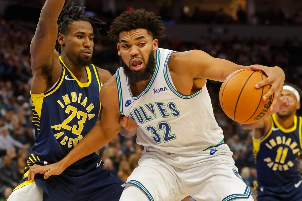 El delantero de los Minnesota Timberwolves, Karl-Anthony Towns (32), trabaja junto al delantero de los Indiana Pacers, Aaron Nesmith (23), en el primer cuarto del partido. Foto Ap