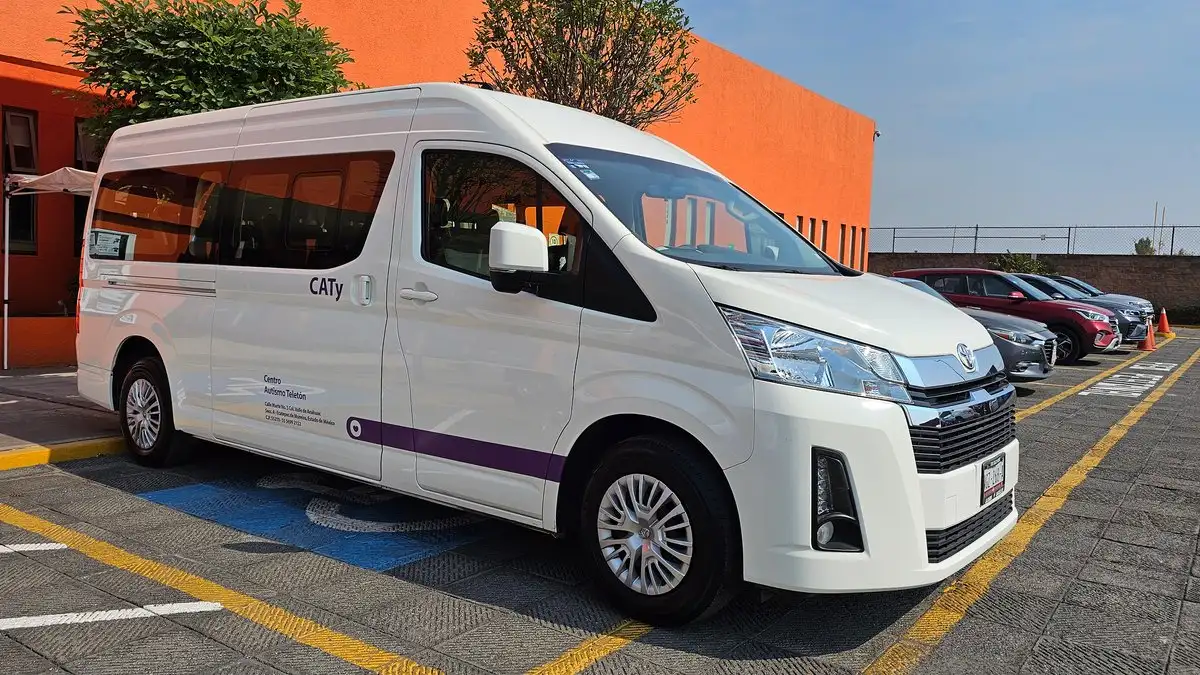 Varias unidades de la van de pasajeros Hiace son algunos de los vehículos del portafolio de Toyota que han sido donados a Fundación Teletón a lo largo de 10 años. Foto 
