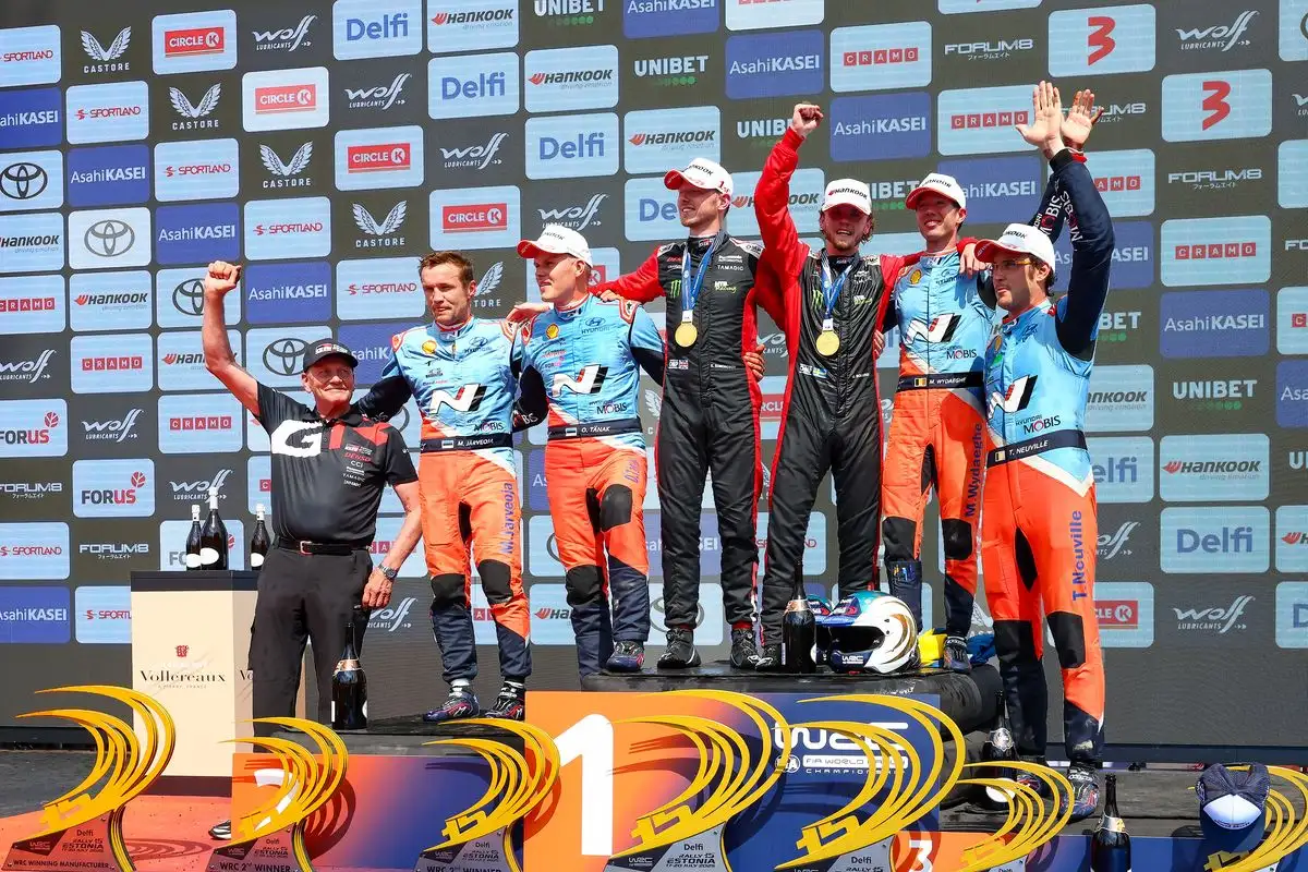 Toyota alcanzó su victoria número 100 en el Campeonato Mundial de Rally.
Oliver Solberg, hijo de la leyenda Petter Solberg, se hizo de su primer triunfo al lado de su navegante Elliott Edmonson. Foto 