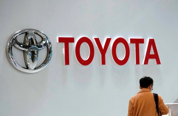El logotipo de Toyota Motor en la sala de exposición de automóviles de una empresa en Tokio, captada el 6 de febrero de 2019. Foto Afp

