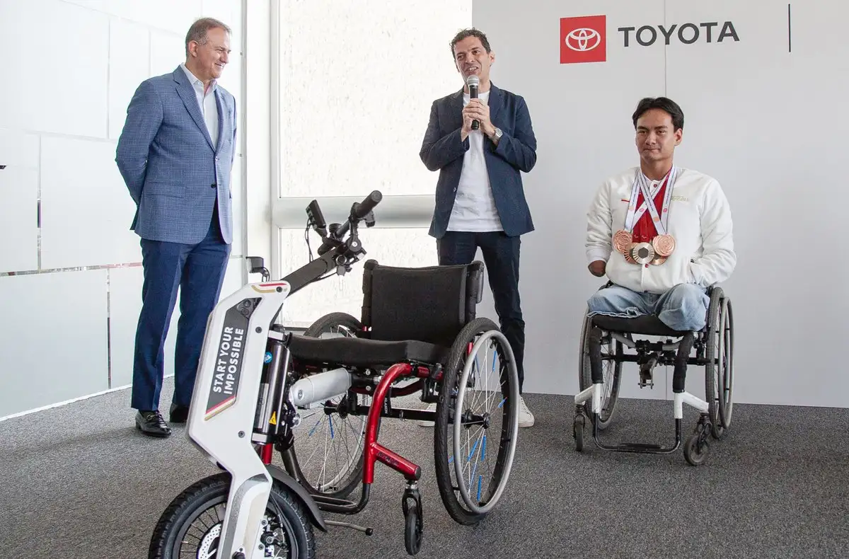 El vicepresidente de Toyota motor Sales de México, Gerardo Romero; el director de Marketing de la marca, Daniel Bengio; y el nadador Ángel Camacho en la ceremonia de entrega de los dispositivos eléctricos de movilidad Yosh-e para sillas de ruedas. 