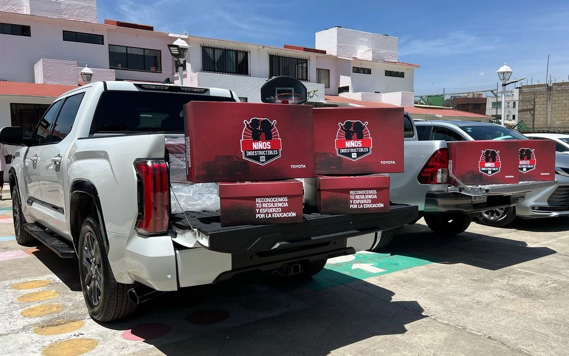 Toyota donó 29 computadoras a Fundación Daya; la entrega se realizó a bordo de las pickups de la marca japonesa, denominadas ‘Indestructibles’. Foto 