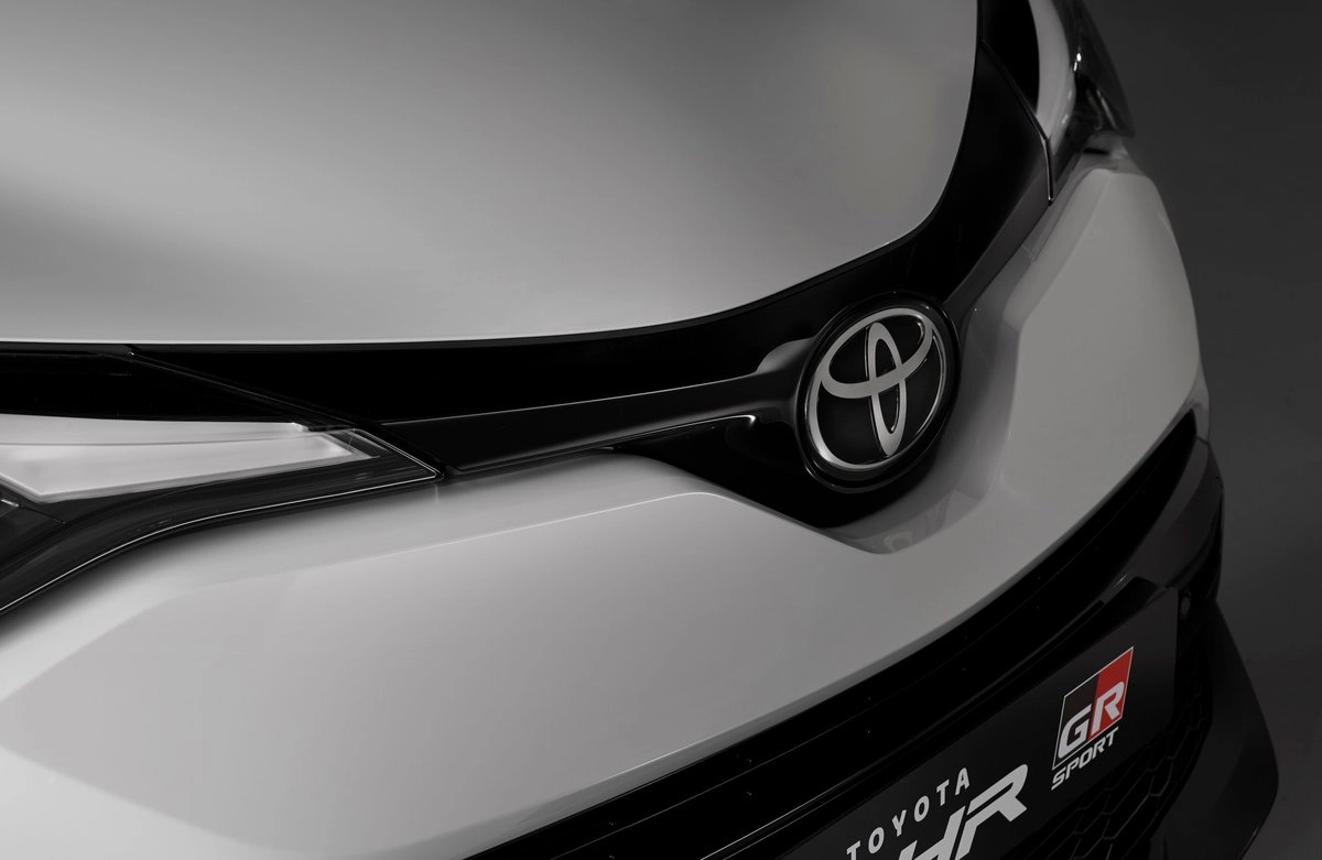 Logo de Toyota en uno de sus vehículos. Foto