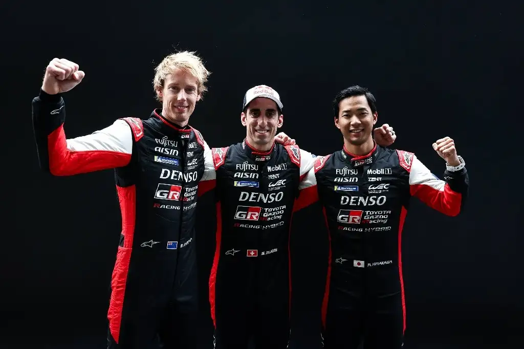 Los pilotos Brandon Hartley, Sébastien Buemi y Ryo Hirakawa volverán para defender el título de constructores del WEC que pertenece a Toyota con el auto GR010 HYBRID número 8 de Toyota Gazoo Racing. Foto Cortesía Toyota,