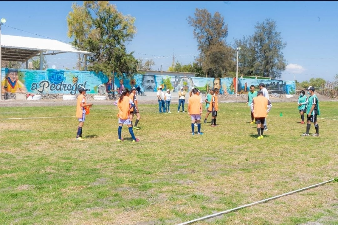 Cancha de fútbol totalmente rehabilitada en la comunidad El Pedregal, en Atotonilco de Tula. Foto La Jornada