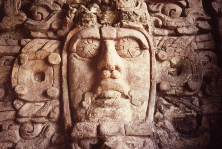 Las imponentes esculturas de rostros del Templo de los Mascarones de Kohunlich se han convertido en símbolos emblemáticos de los mayas del sur de Quintana Roo. Foto cortesía del INAH