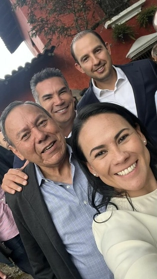 La candidata de Va por el Estado de México, Alejandra del Moral (c) junto con los dirigentes del PAN, Marko Cortés, (der) Alejandro Moreno del PRI, (c,izq) y del PRD, Jesús Zambrano (izq). Foto tomada de redes sociales