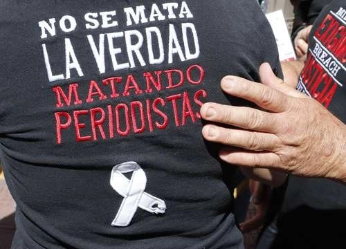 Acto conmemorativo de la muerte de la corresponsal de 'La Jornada' en Chihuahua, Miroslava Breach Velducea, ante al Palacio de gobierno de la capital de Chihuahua, en 2018. Foto Carlos Ramos Mamahua / Archivo